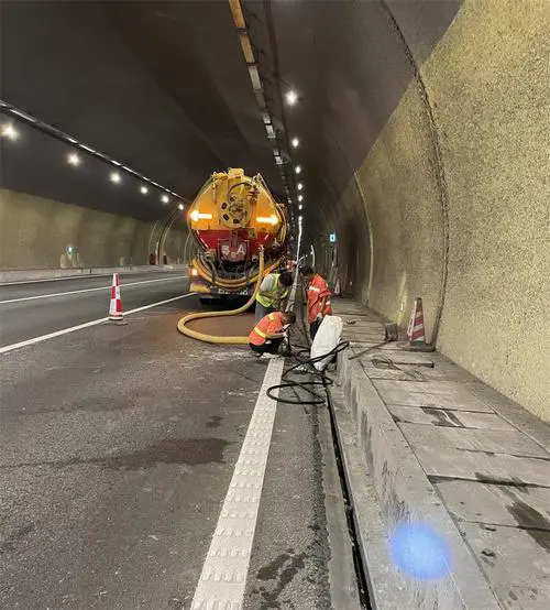 隆子隧道排水渠清淤